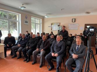 Laçın Rayon İcra Hakimiyyətinin başçısı Aqil Nəzərlinin növbəti görüşü-səyyar qəbulu Bərdə rayonunun Təhlə kəndi ərazisindəki 195 ailəlik qəsəbədə keçirildi.